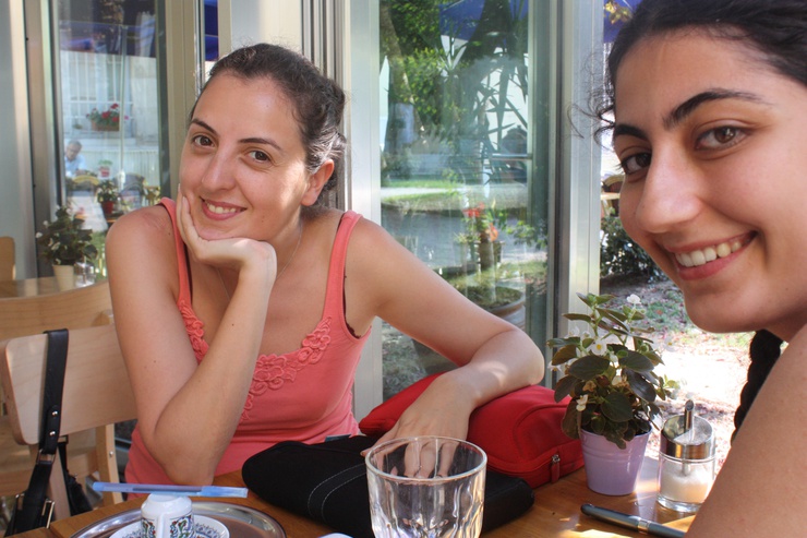 Ambas jóvenes están al frente de “Kültür ve Siyasette Feminist Yaklaşımlar”: una de las pocas publicaciones de carácter feminista del país.