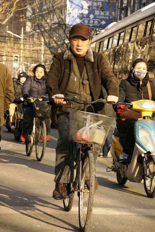 Chińczycy masowo przemieszczają się na rowerach po mieście. Towarzyszenie im w tej podróży to nie lada wyzwanie. 