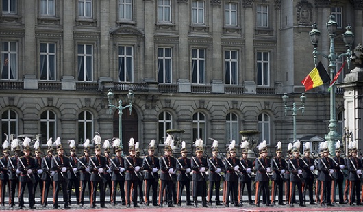Garde Royale belge devant le Palais Royal à Bruxelles. La Monarchie, dernier rempart de l'unité belge ? / Photo: JLA Kliché-Flickr