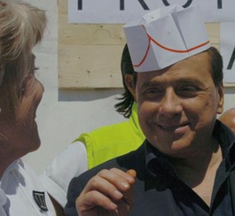 Berlusconi intrattiene i cittadini abruzzesi, durante l'ennesima visita ai terremotati