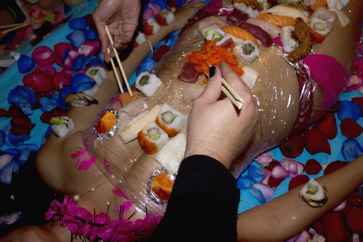 En Japón, este ritual se sirve directamente sobre el cuerpo desnudo. En la foto, se observa claramente el acento occidental.