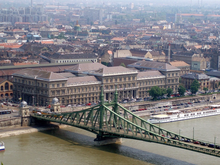 Veduta dell'università di Corvinius a Budapest