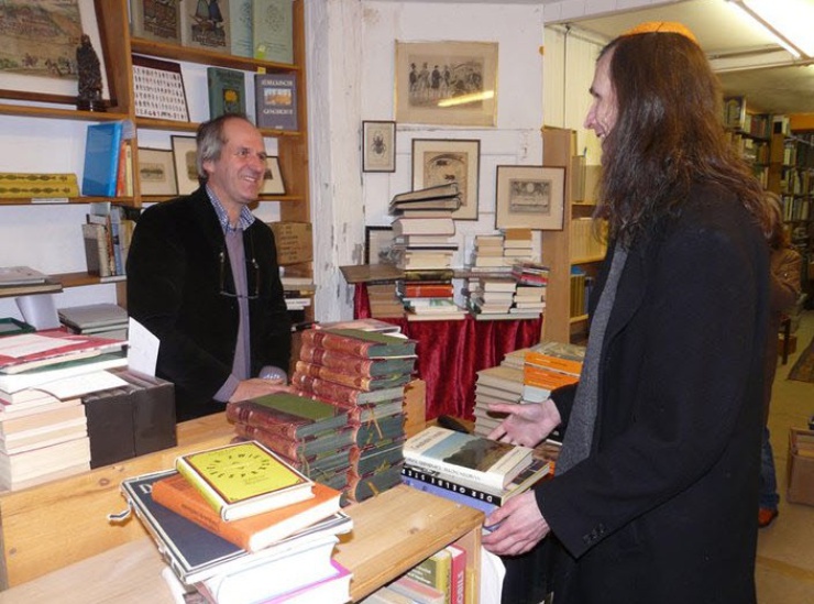 Según Rosa Levitaite, bibliotecaria jefe de la biblioteca del Museo Judío, "es m´sa bien una biblioteca de lenguas extranjeras" que una recopilación de obras relevantes de la cultura judía