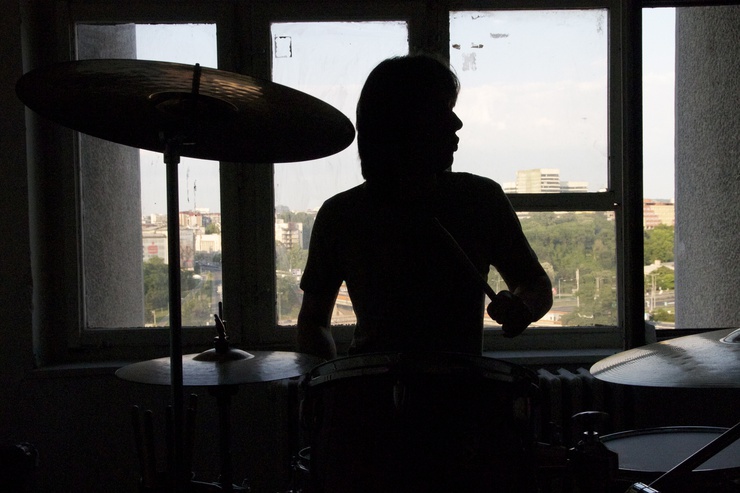 Srdjan, 22 ans, drumming at the Bigz cultural center