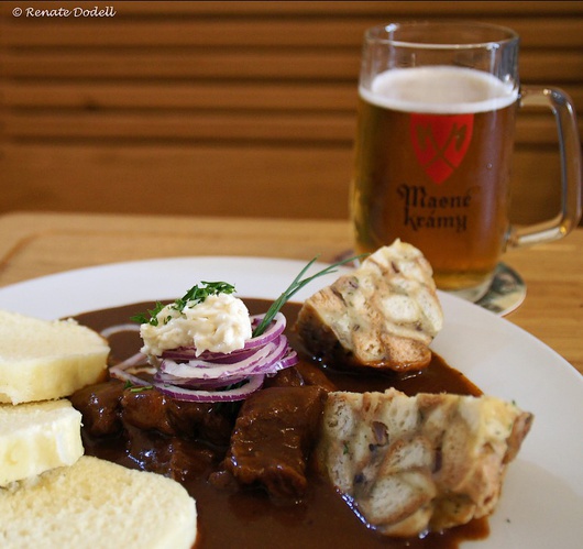 Il gulasch e i Knödel boeami - da bere con una tradizionale Budweiser