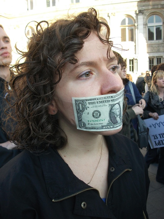 Une militante d'"Occupy Wall Street" visiblement mangeuse de dollars. 