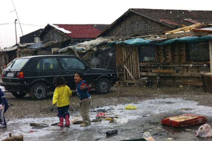 Barraca 1: Niños jugando entre hielo y basura