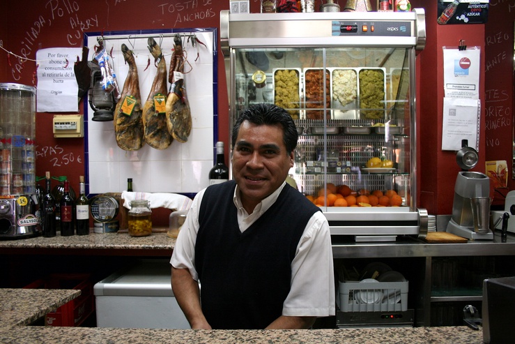 Andres se sent complètement intégré dans la société espagnole. Les murs du bar sont couverts d'affiches religieuses, appelant à participer à des processions. C'est la tradition de la dévotion. Andres n'offre pas tout ce qui pourrait être considéré comme un traditionnel latino-américain.