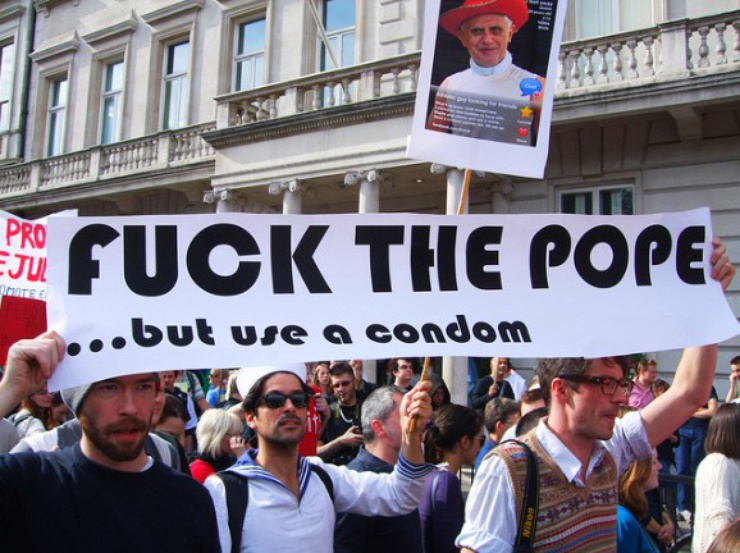 Une manifestation contre les positions du pape sur le préservatif en septembre 2010