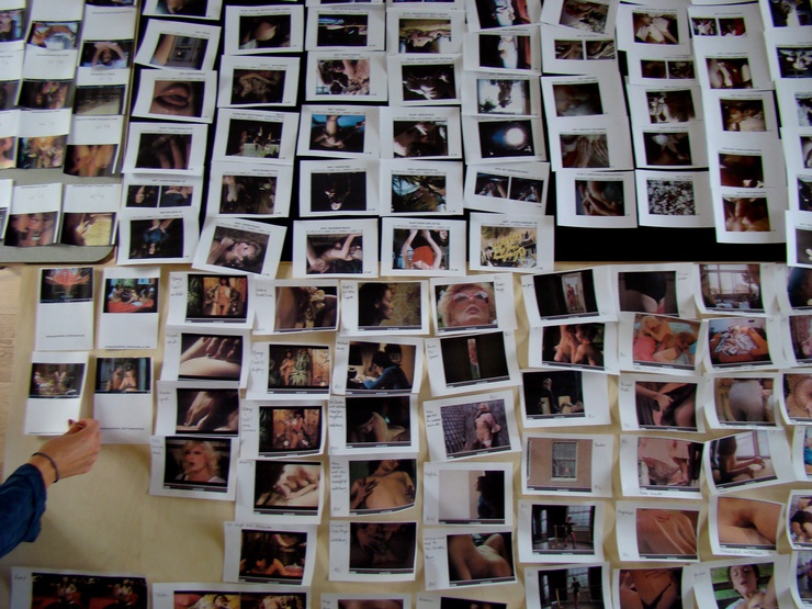 Sandra und Sabine setzen ihre pornografischen Kurzfilme aus einem solchen Bilderpool zusammen. Die Bilder haben sie vorher aus Filmen ausgeschnitten.