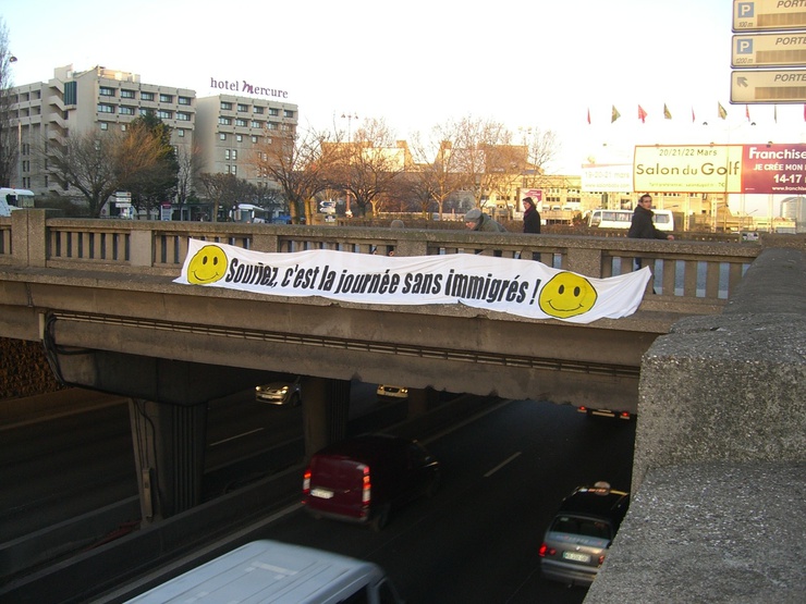 Striscione del Blocco a Parigi, ironico sulla giornata senza immigrati (1 marzo 2010)