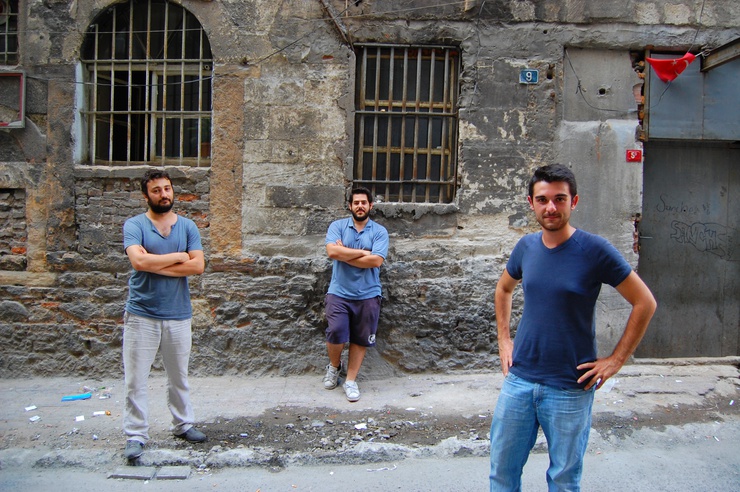 Ils se tiennent devant un ancien bâtiment ottoman laissé vacant où les garçons utilisent une pièce pour travailler. Nous sommes à Beyoglu, un quartier affecté par l'interdiction d'alcool. 