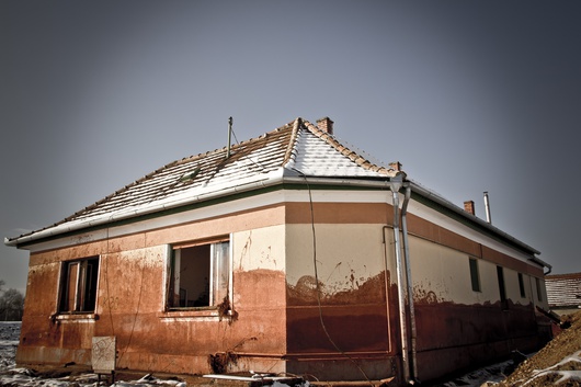 Questa è un'eccezione che troneggia al centro di un ambiente devastato