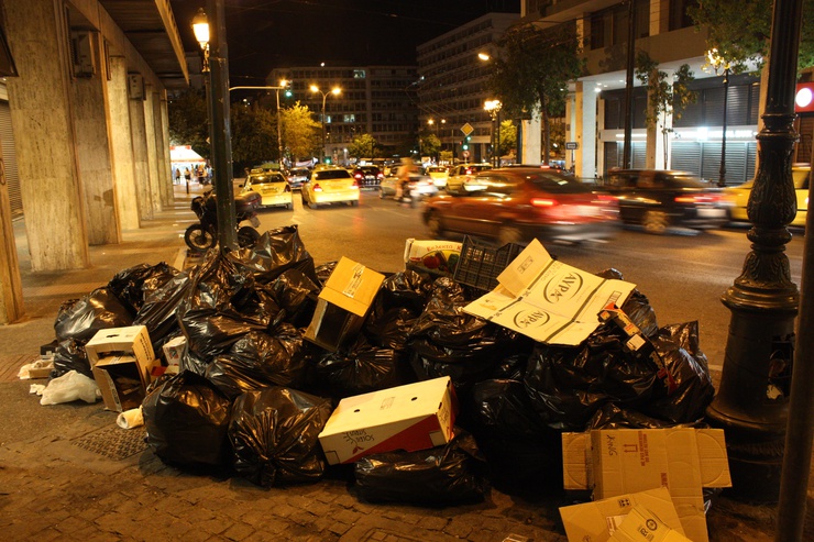 Des tas d'ordures dans le centre d'Athènes, près de la Place Syntagma.