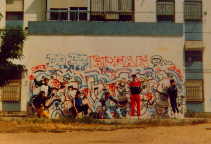 Mais comme il n'avait pas assez de couleur, il a tagué "TF Rockers" . Fini a consacré sa vie au hip-hop depuis qu'il a vu le film "Beat Street". Il avait 14 ans. 