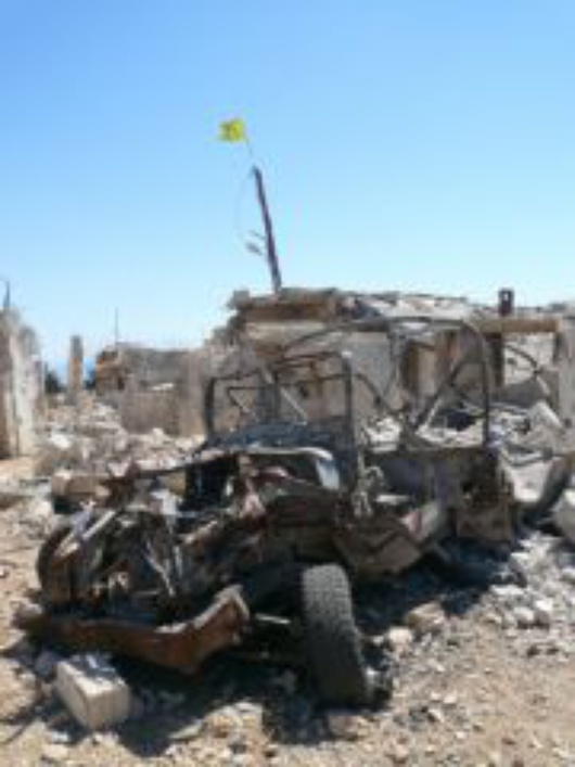 Ein zerschossenes Militärfahrzeug im früheren Lager von Khiam (Cmie)