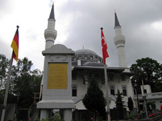 Deutsche und türkische Fahne vor einer Moschee in Berlin Neukölln Credit to:Schockwellenreiter/Flickr