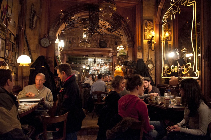 El bar es famoso por su retrete, que tiene televisión y fruta fresca a la entrada