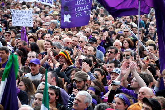 La marea violeta durante el No Berlusconi Day
