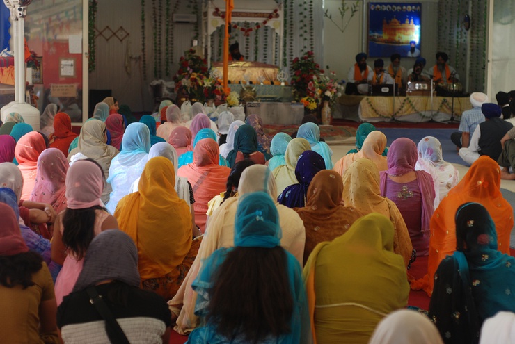 Sull'altare è custodito il Guru Granth Sahib, il testo sacro della religione. In segno di rispetto, tutte le persone, fedeli e ospiti, devono coprirsi il capo e togliersi le scarpe.