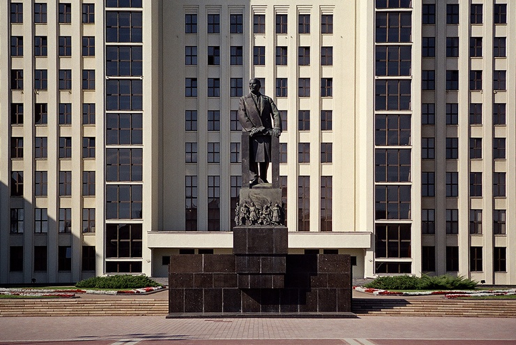 Sur la place de l'Indépendance de la capitale de la Biélorussie, une statue de Lénine, le premier dirigeant de l'Union soviétique. 