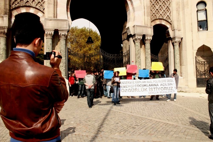 Ils s'opposent aux intrusions fréquentes de policiers dans l'enceinte de l'université