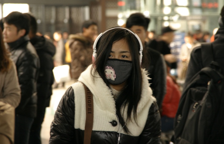 Noszenie maseczek chroniących przed wysokim zanieczyszczeniem powietrza stało się ostatnio bardzo modne. Najpopularniejsze wzory to te z "Hello Kitty". 