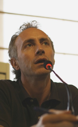 Travaglio es autor de numerosos libros sobre corrupción política y mafia. Ha colaborado con La Repubblica, L'Espresso, il Giornale y desde hace algunos años con Micromega 