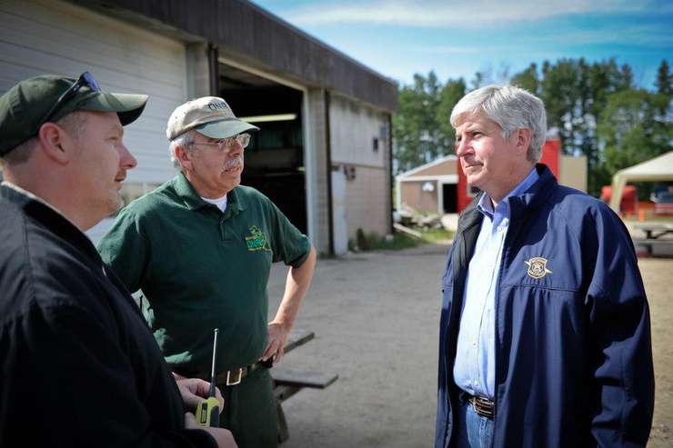 Le gouverneur discute ici avec des gardes d'une des réserves naturelles du Michigan.