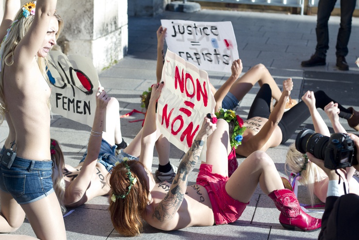 El popular colectivo feminista protestando en París.