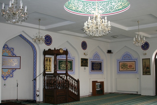 Die Moschee selbst steht in einem Randbezirk der Stadt.