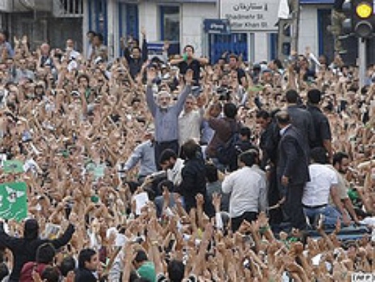 Mir Hossein Mussavi auf einer Demonstration am Montag (Flickr)