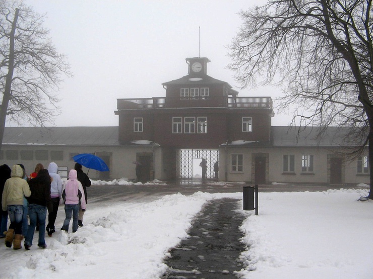 Un lieu de rencontre pour les jeunes (JBS- Jugendbegegnungsstätte) a été aménagé au cours des dernières années dans deux anciennes casernes des SS.