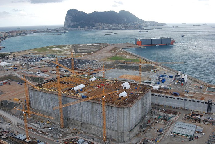 Built in Algeciras, Spain between 2003-2008, the terminal is being towed off the coast of Italy