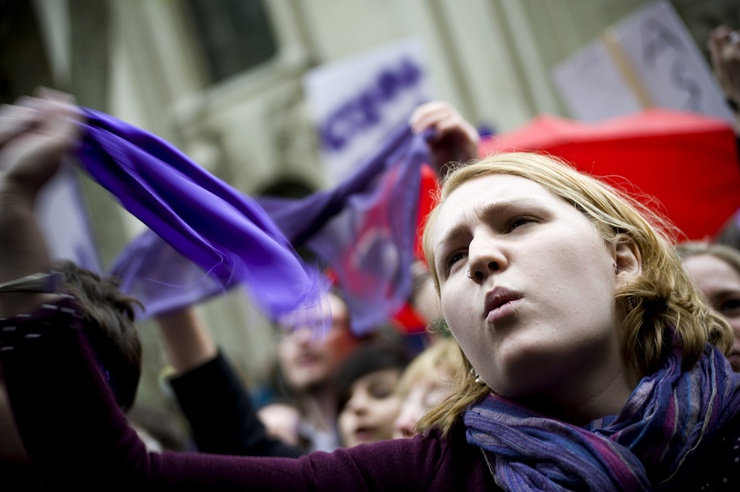 Ein Mädchen protestiert während der Koalitionsverhandlungen in London