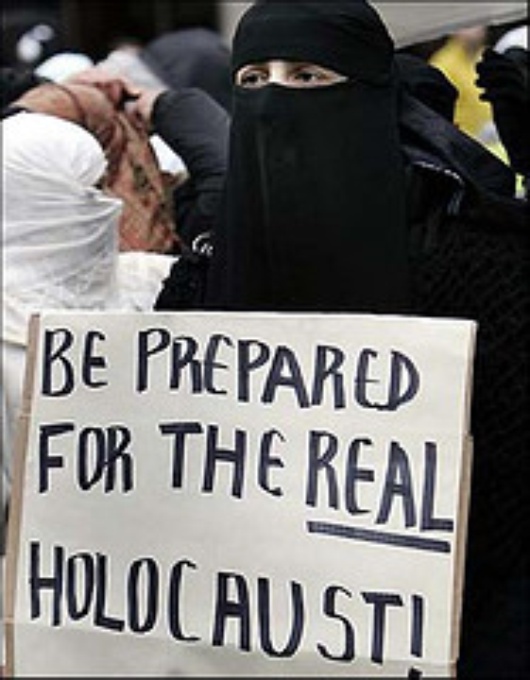 Solche Bilder haben wohl nicht eben zur Toleranz beigetragen:Demo in London gegen die Karikaturen. Credit to: Lackerae/Flickr