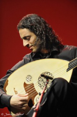 Los hermanos tocan el "oud", "el rey de los instrumentos árabes" como Wissam dice