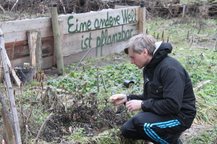 Im Hintergrund: "Eine andere Welt ist pflanzbar"