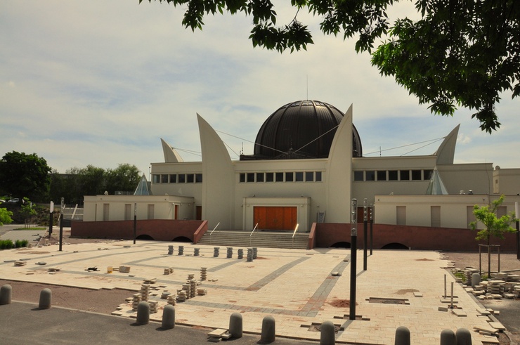 La cour en face est le résultat du travail de plusieurs volontaires. Les pierres des fondations viennent des carrières alsaciennes pour ancrer la mosquée dans le paysage.