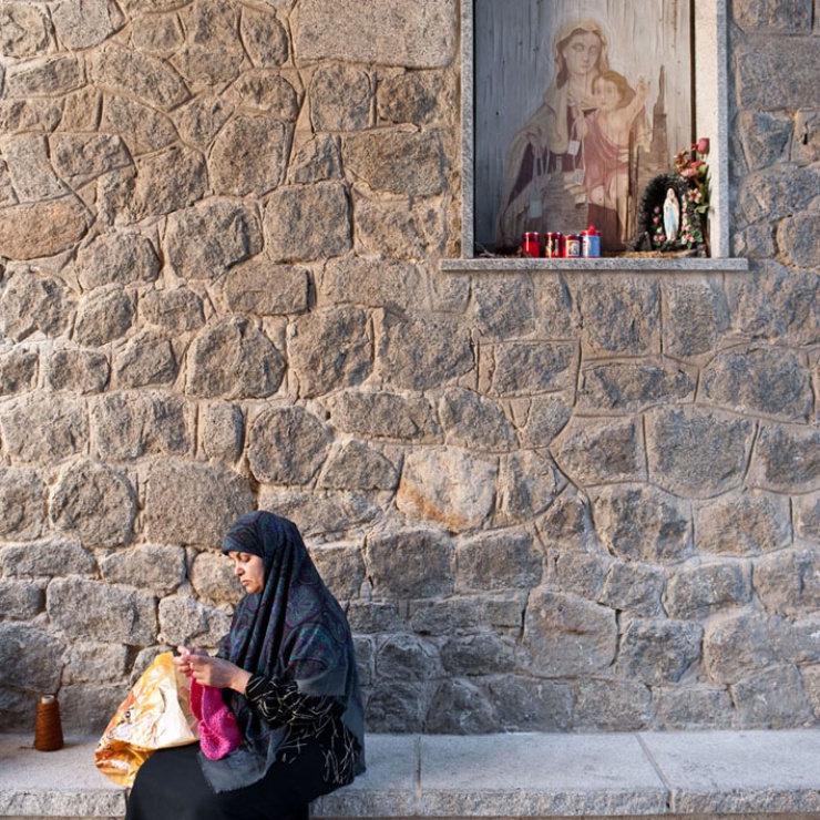 Bajo una imagen tradicionalmente cristiana, una mujer vistiendo una especie de “khimar”.