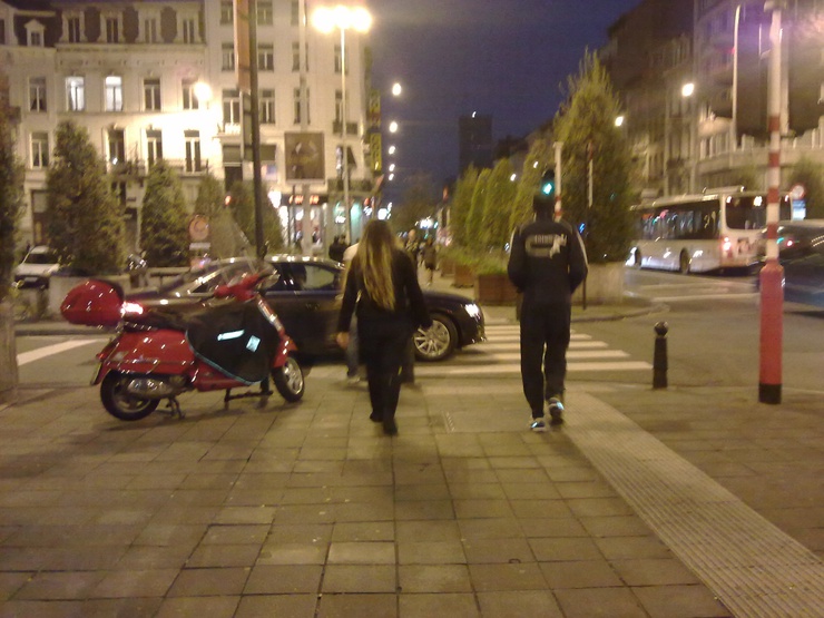 Esta joven belga se ofrece a mostrar qué supone caminar por el bulevar Lemonnier de noche.