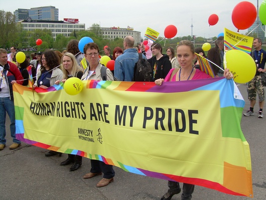 Amnesty International a défilé aux côtés des militants LGBT des Pays Baltes le 8 mai à Vilnius, malgré l'interdiction de la Baltic Pride par un tribunal lituanien 