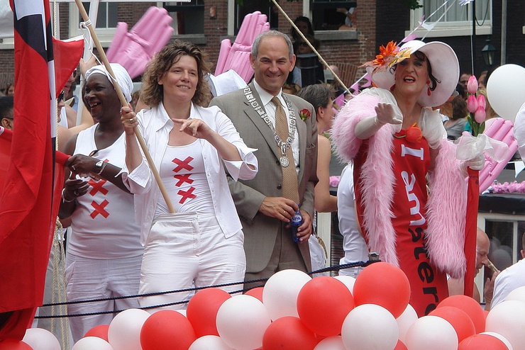 Ici, sur un des chars de la Gay Pride en 2009