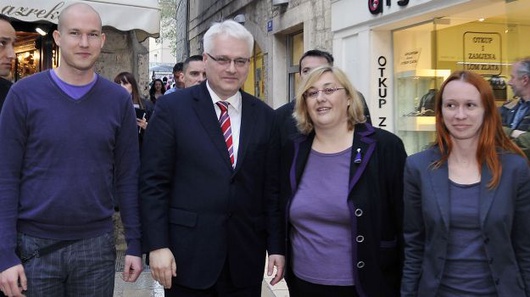 Edo Bulic (izq) junto al presidente croata Ivo Josipovic (centro). El gobernante apoya el evento, pero no acudirá