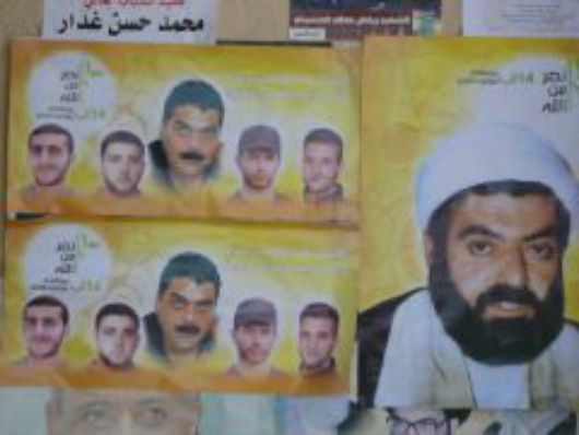 Ein Plakat Samih Kontars und der anderen vier Hezbollahkämpfer (Cmie)