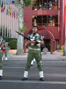 Soldat espagnol devant le Parlement européen à Strasbourg | Crédits : MoeHaf / Flickr