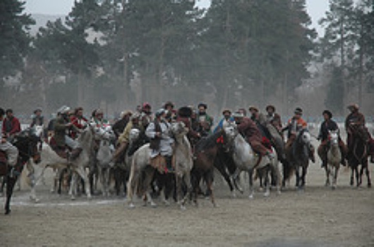 Das Reiterspiel Buzkashi wird auch immer wieder gerne photographiert, weil es ganz dem herrschenden Bild des Landes entspricht. (Credit to: Daniel Kerr/Flickr)