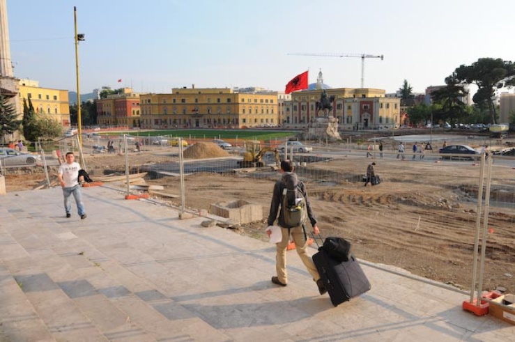 La Plaza Scanderberg, en obras, sirve como metáfora para representar el resto de la ciudad