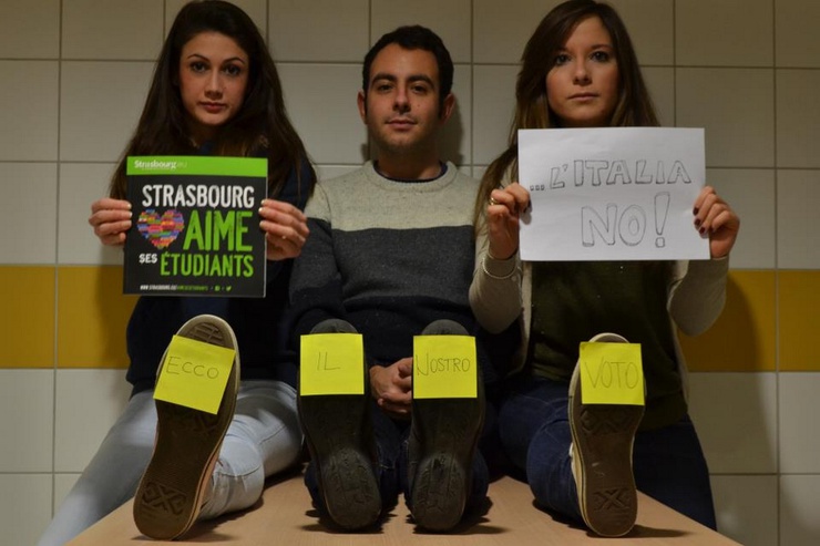 Estudiantes erasmus italianos protestando.