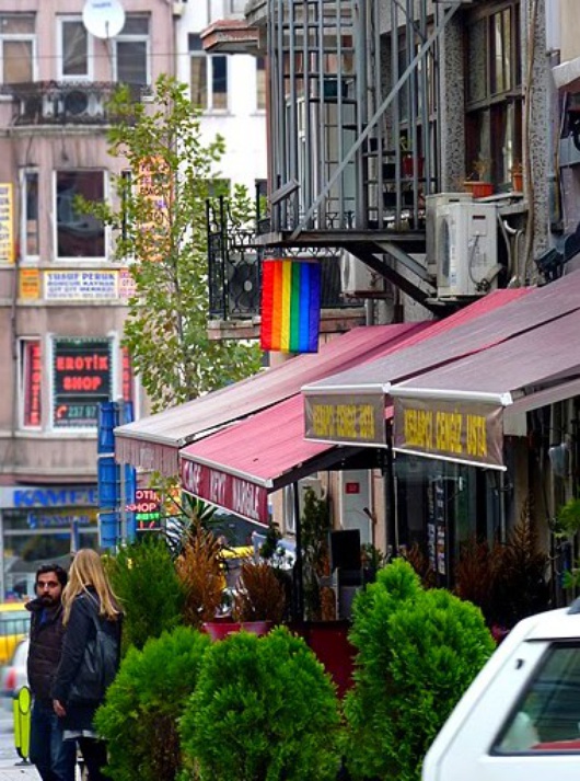 Il y a plus de 30 bars gays à Istanbul, mais "nous sommes les seuls à avoir les couilles de l'afficher!"